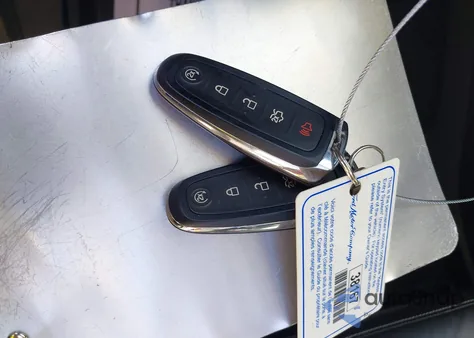 2017 Ford Escape Titanium z USA, uszkodzony, nr VIN 1FMCU0J96HUE04046